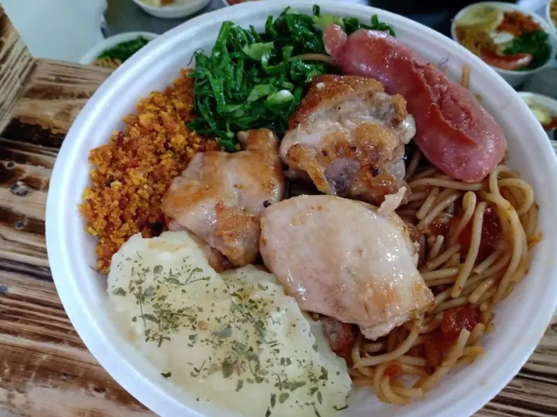 Marmitex com frango, linguiça, purê, farofa e couve do Restaurante Dos Gordinhos