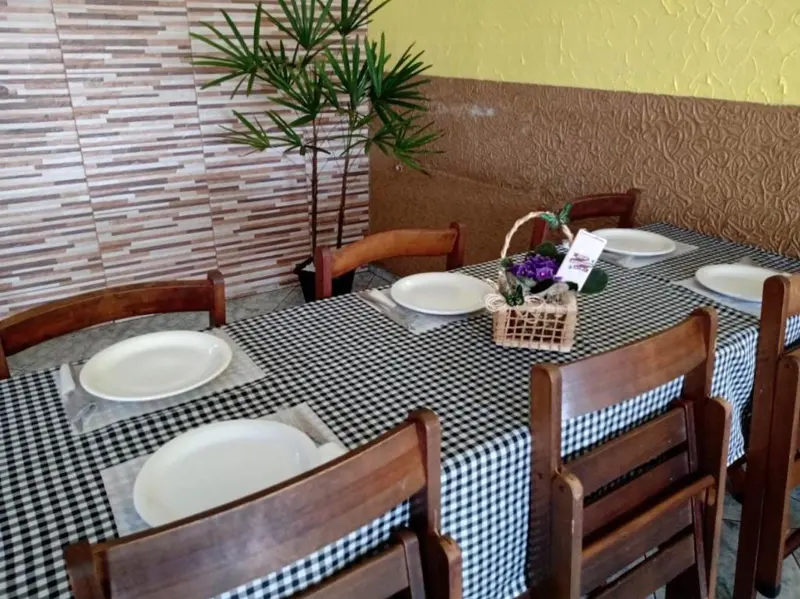 Mesa posta no salão do Restaurante Dos Gordinhos