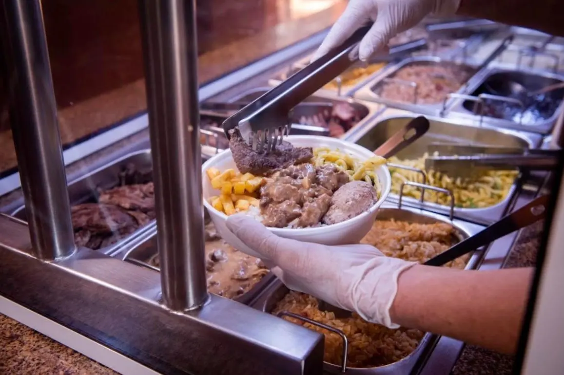 Prato sendo servido no buffet do Restaurante Dos Gordinhos, no Pinheirinho, Curitiba